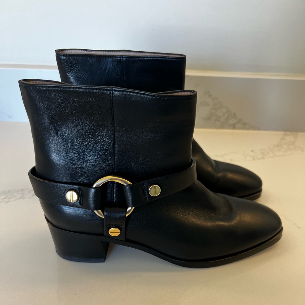 Stuart Weitzman boots in black. Great condition! 7.5